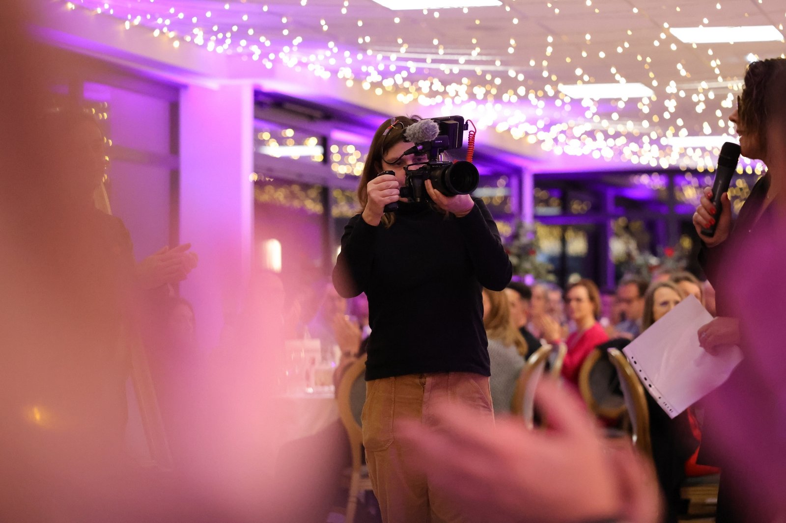 Géraldine Gamez filmant une soirée de gala