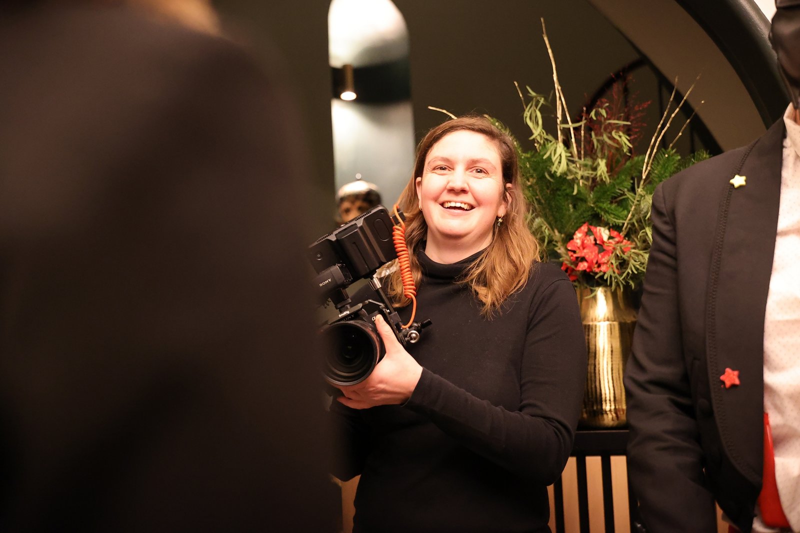 Géraldine Gamez en plein tournage, caméra à la main