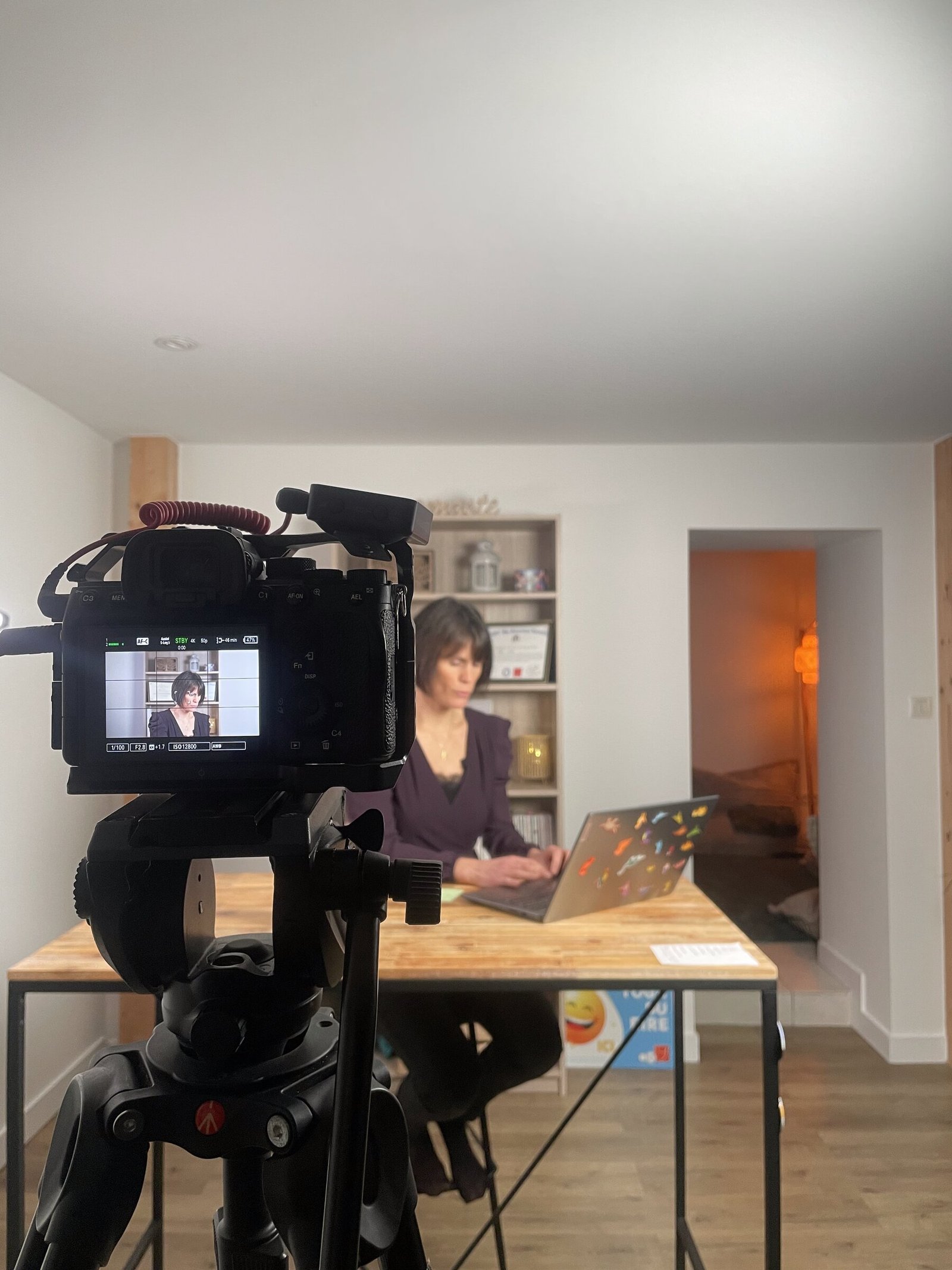 Tournage d’un portrait vidéo : interview d’une entrepreneuse à son bureau