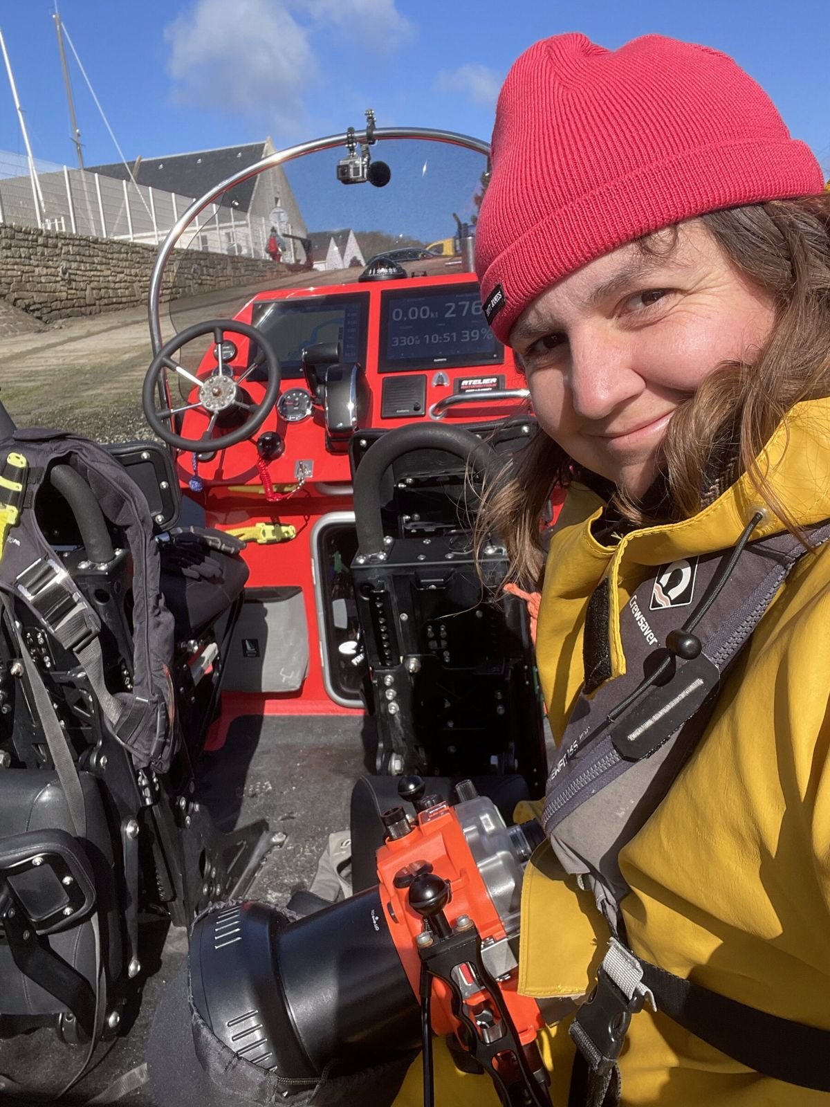 Géraldine Gamez sur un bateau avec sa caméra en caisson étanche