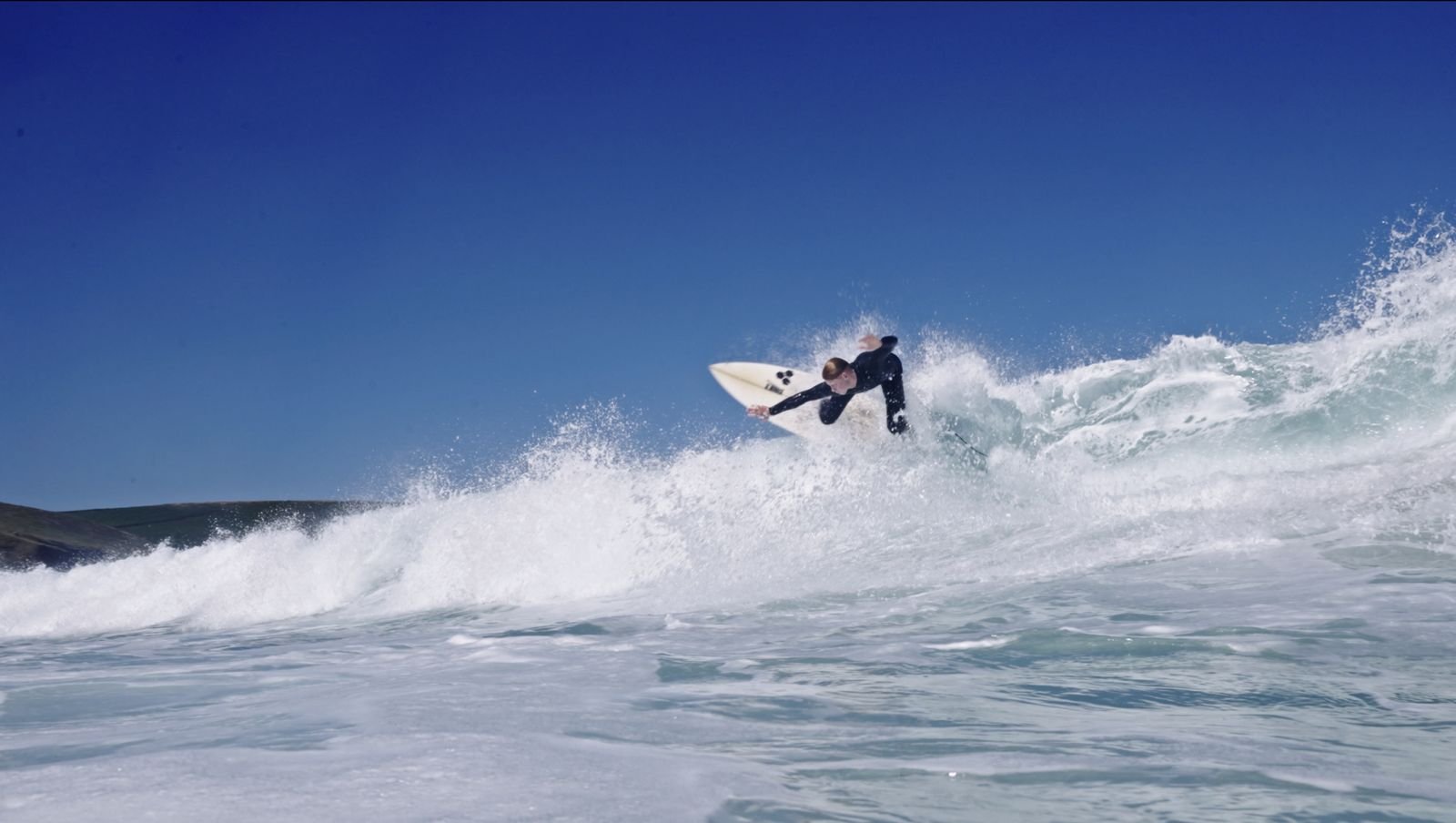 Surfeur dans le tube d’une vague, en pleine action