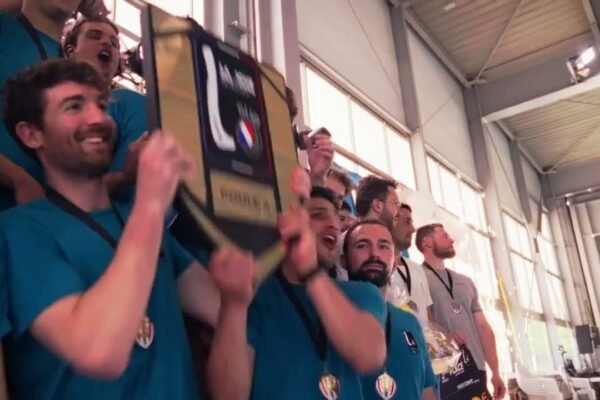 Joueurs de hockey subaquatique célébrant avec leur trophée, Ligue des Opens More Sport