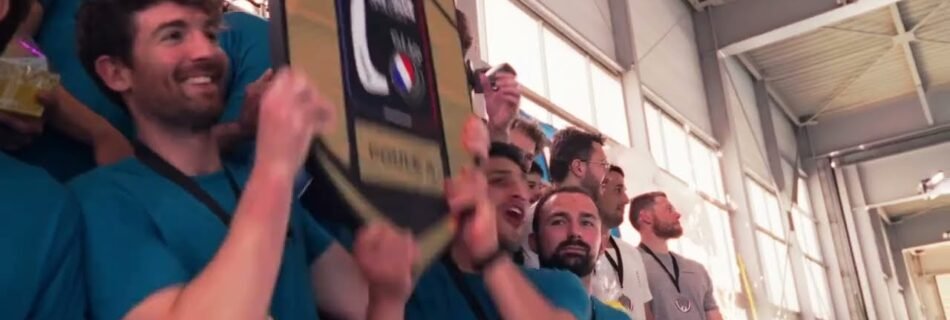 Joueurs de hockey subaquatique célébrant avec leur trophée, Ligue des Opens More Sport