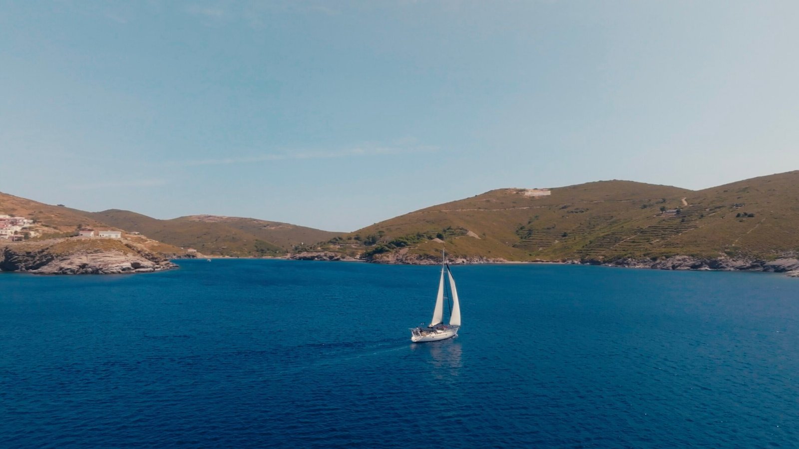 Voilier au mouillage dans une large baie, en Grèce