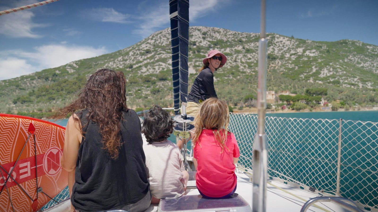 Famille sur le pont du voilier
