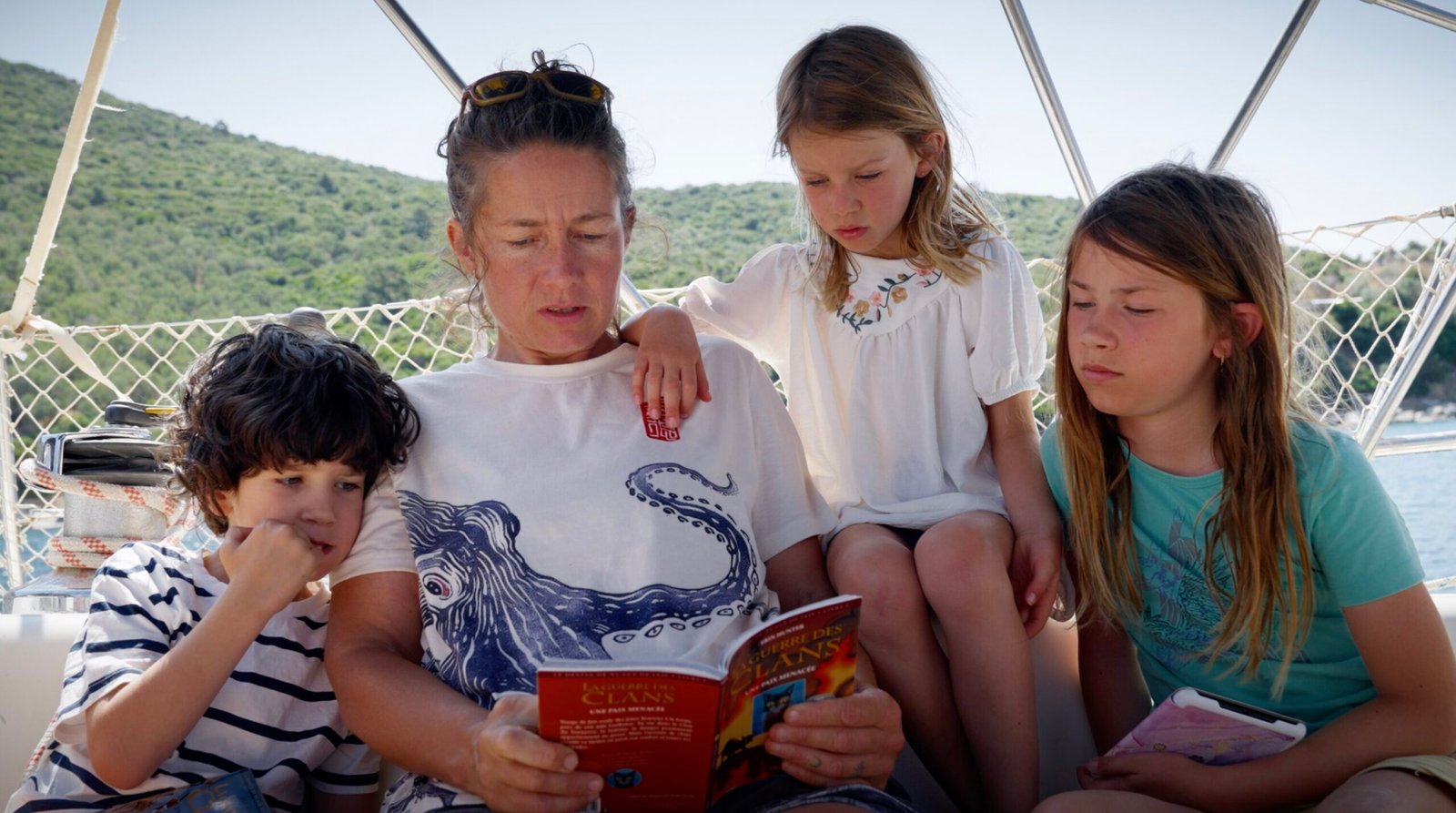 Moment de lecture en famille à bord du voilier