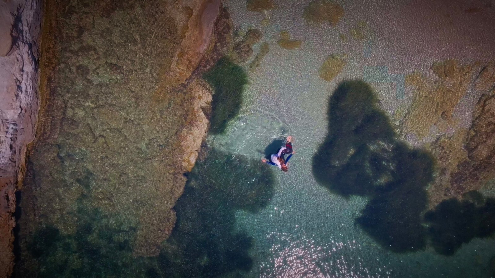 Vue aérienne d’une baignade autour du voilier